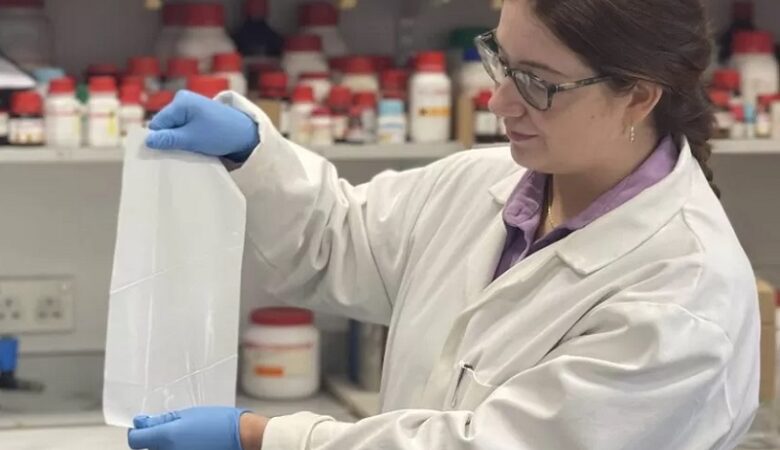 Επιστήμονες ανέπτυξαν πλαστική μεμβράνη που μπορεί να σκοτώσει ιούς όπως ο κορονοϊός